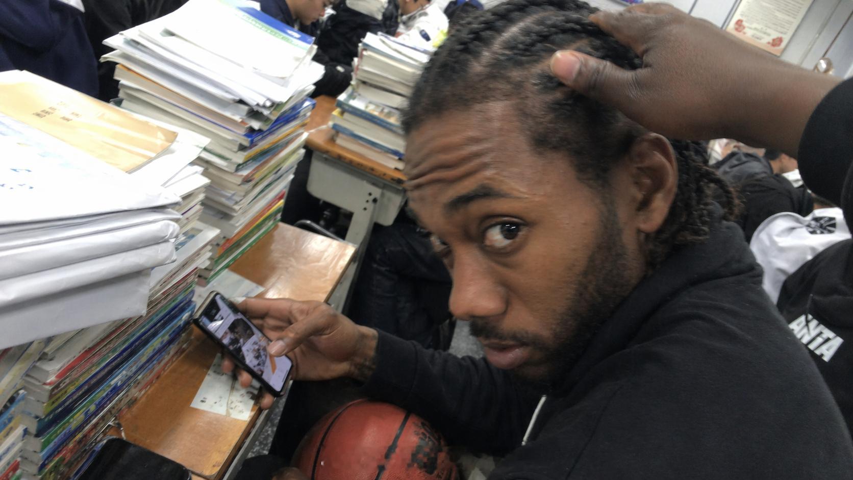 新来的卡同学 又搁这偷摸玩手机～ 