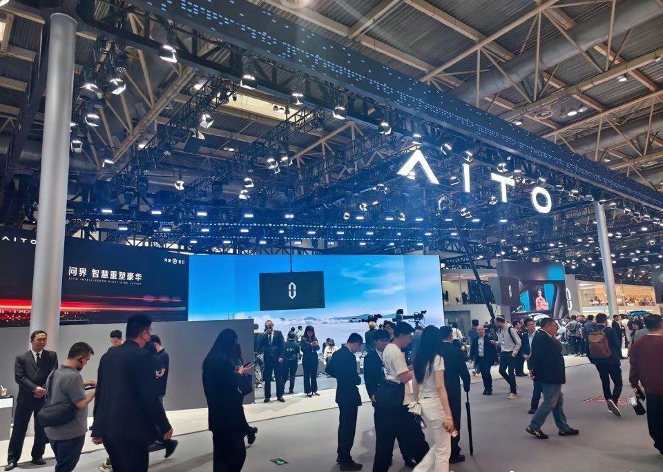 北京车展 问界蔚来打擂台，近邻的两个展台都很大，看来蔚来es8抢了太多M9的潜在