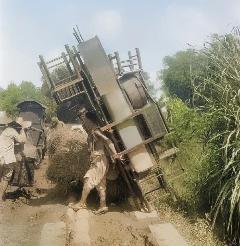 1917年，四川郫县，一名“背二哥”背着沉重的货物，行走在乡间的小路上，那两三百