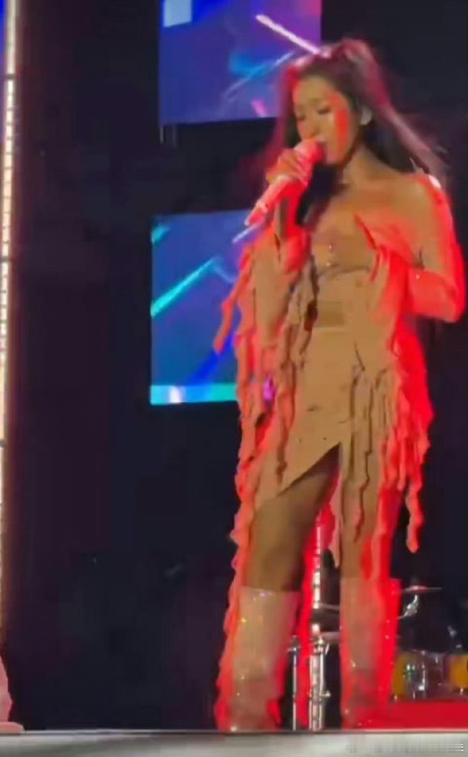 #吉克隽逸哭着跟观众道歉#吉克隽逸始终对音乐怀有热爱的态度，她的辛勤付出与出色表