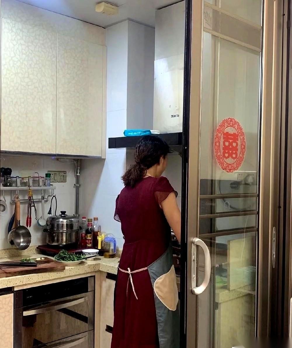 就因为不想跟婆婆住，老公居然拿离婚威胁我。
我真的当场就想笑。
都什么年代了，还