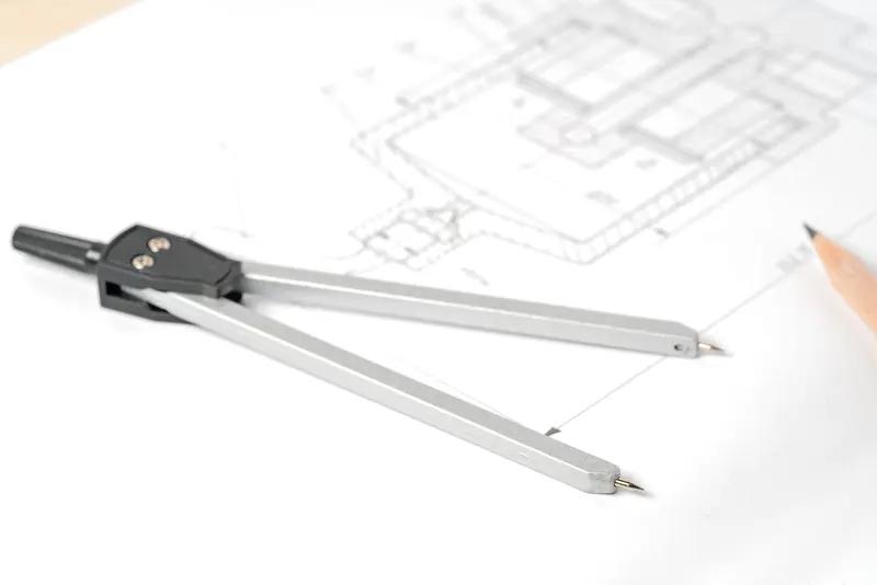 开会时，隔壁部门两个同事为方案争得面红耳赤，会议室里火药味渐浓。

坐在角落的李