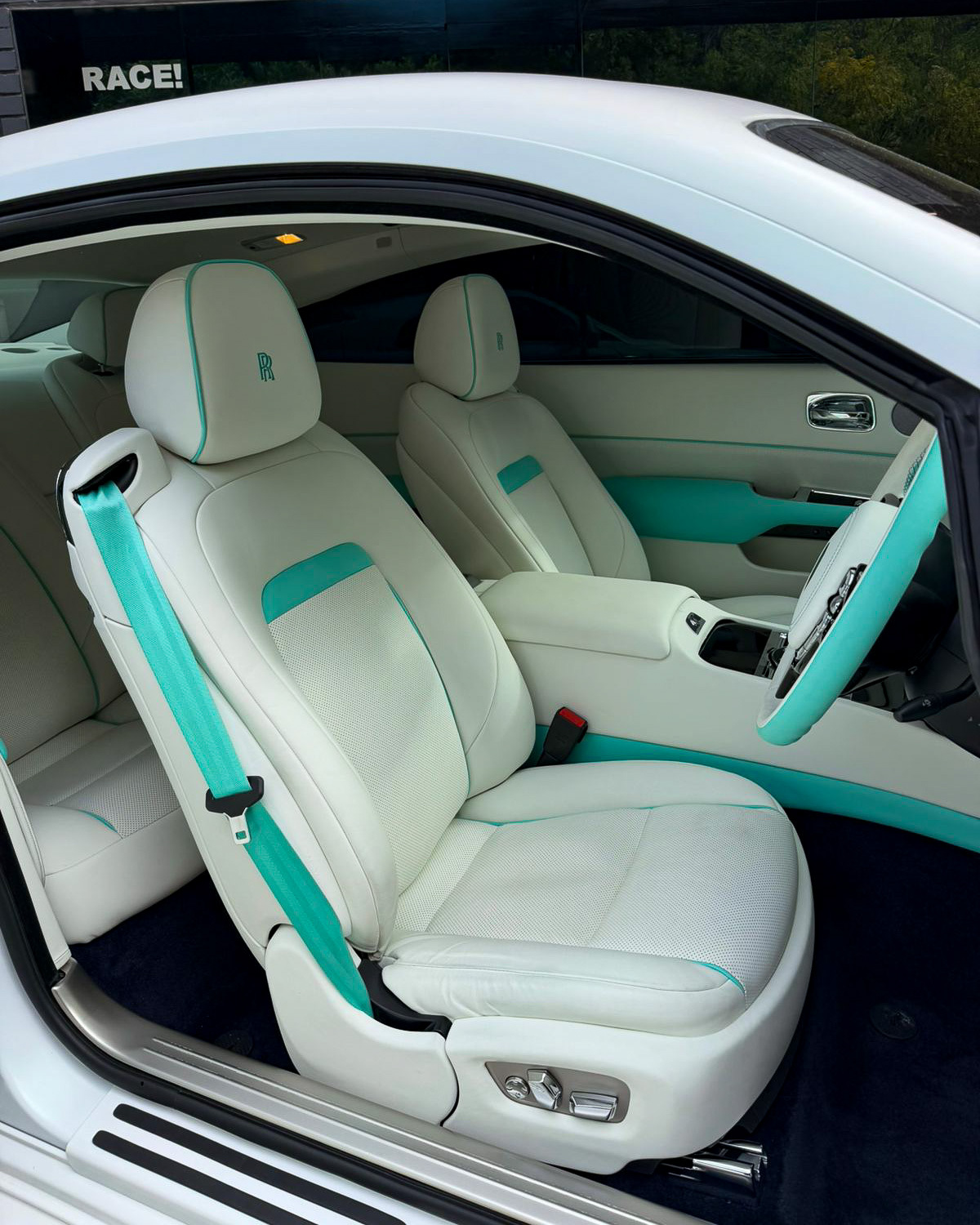 Venuum是比Mansory更会毁车的改装厂……看他们的作品很难不骂脏话…… 