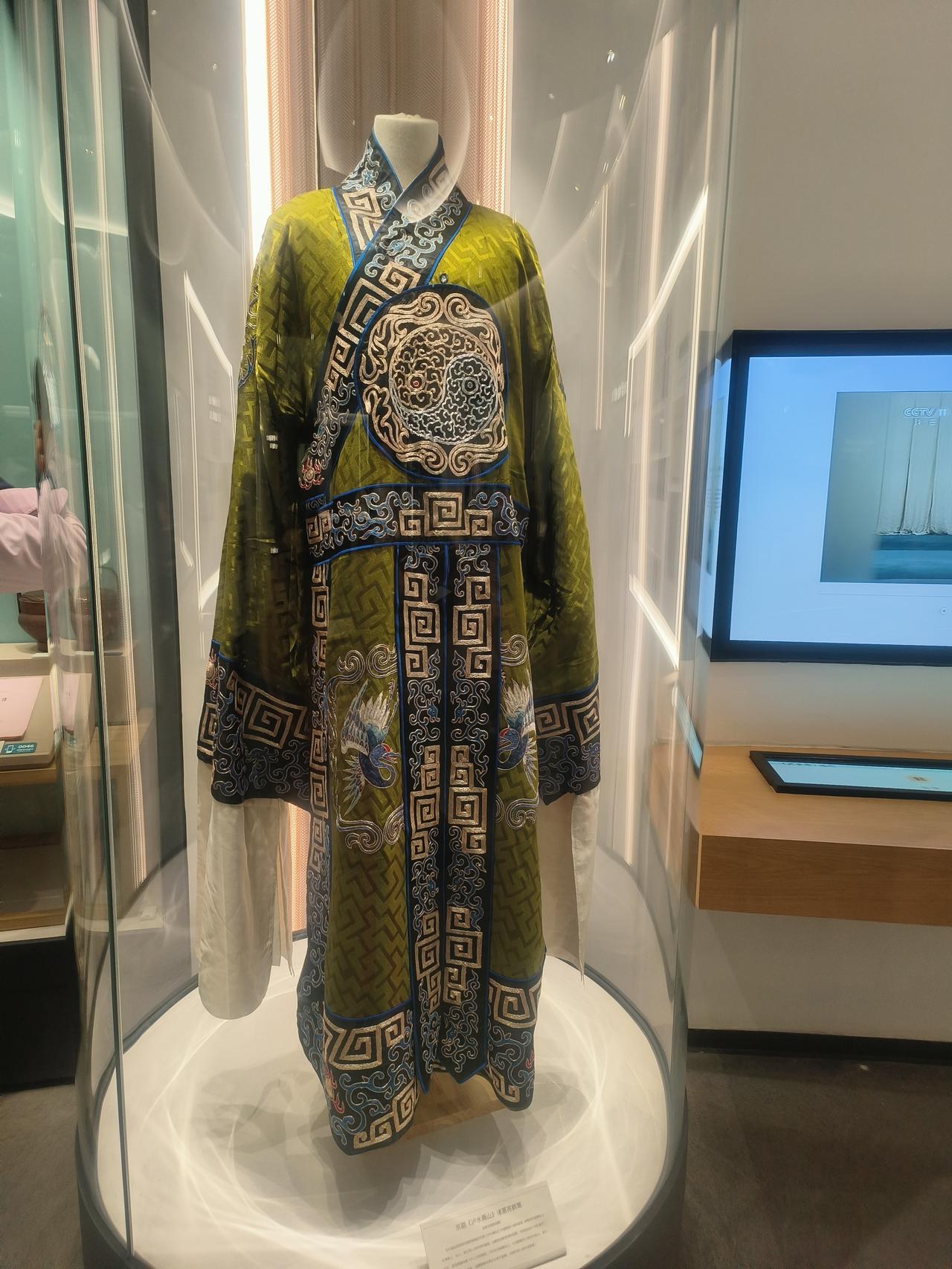 古装戏服，可谓一门艺术，讲究很多，不同角色，穿戴不同的服饰，差异很大，剧种不同，