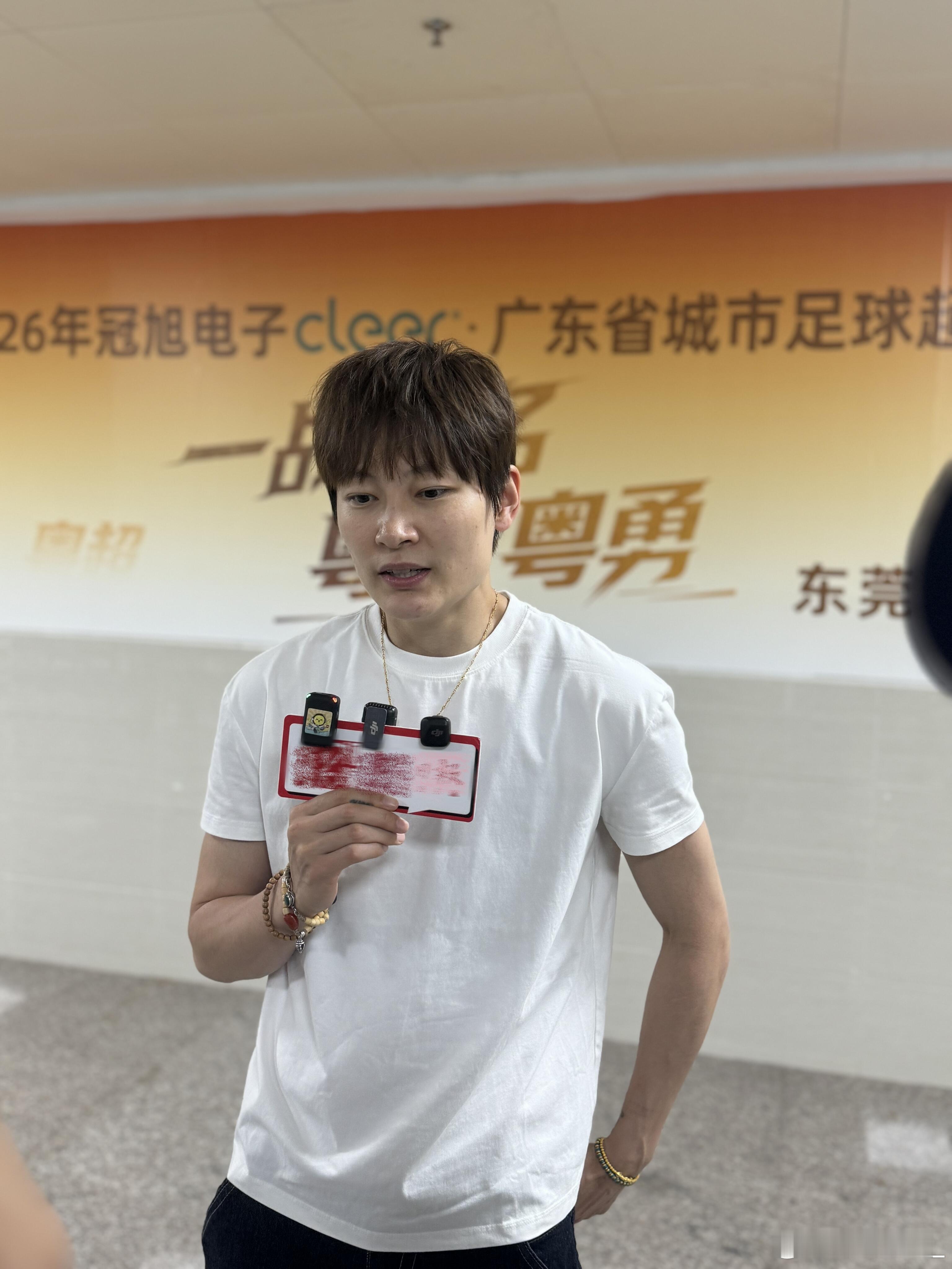 杨力维杨力维东莞粤超 20260426姐姐现身东莞粤超现场！为东莞足球加油 图源