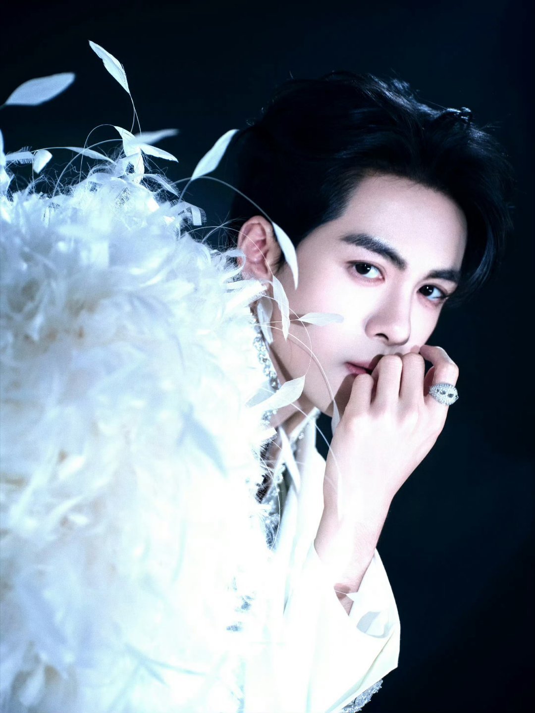 曾舜晞：“聊你的，聊完你的聊你的”哈哈哈哈我们曾舜晞人缘好成这样，跑遍了整个后厅