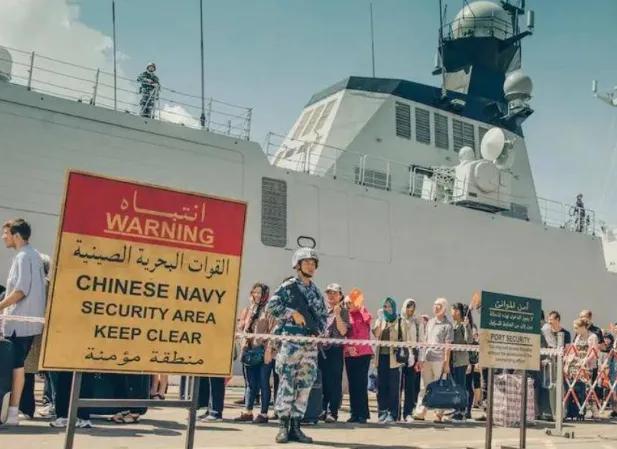 中国宣布全体“撤侨”时，军舰警示牌亮出“一句话”，武装分子始终不敢靠近！

很多