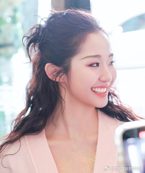 三宝回应给万千惠当送考人万千惠儿子画的全家福c位是王濛 浪姐舞台背后，这些温馨的