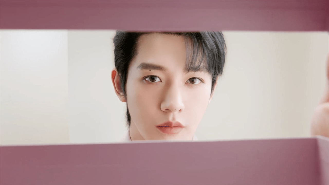 这个潘婷好会拍 粉色系不要太适配这个邓为 好清爽好帅 镜头就应该狠狠怼上这张帅脸