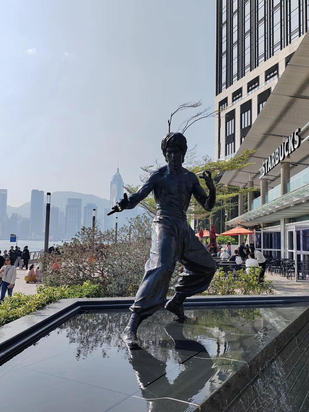 【星光大道】这里是为表扬香港电影界的杰出人士的特色景点。