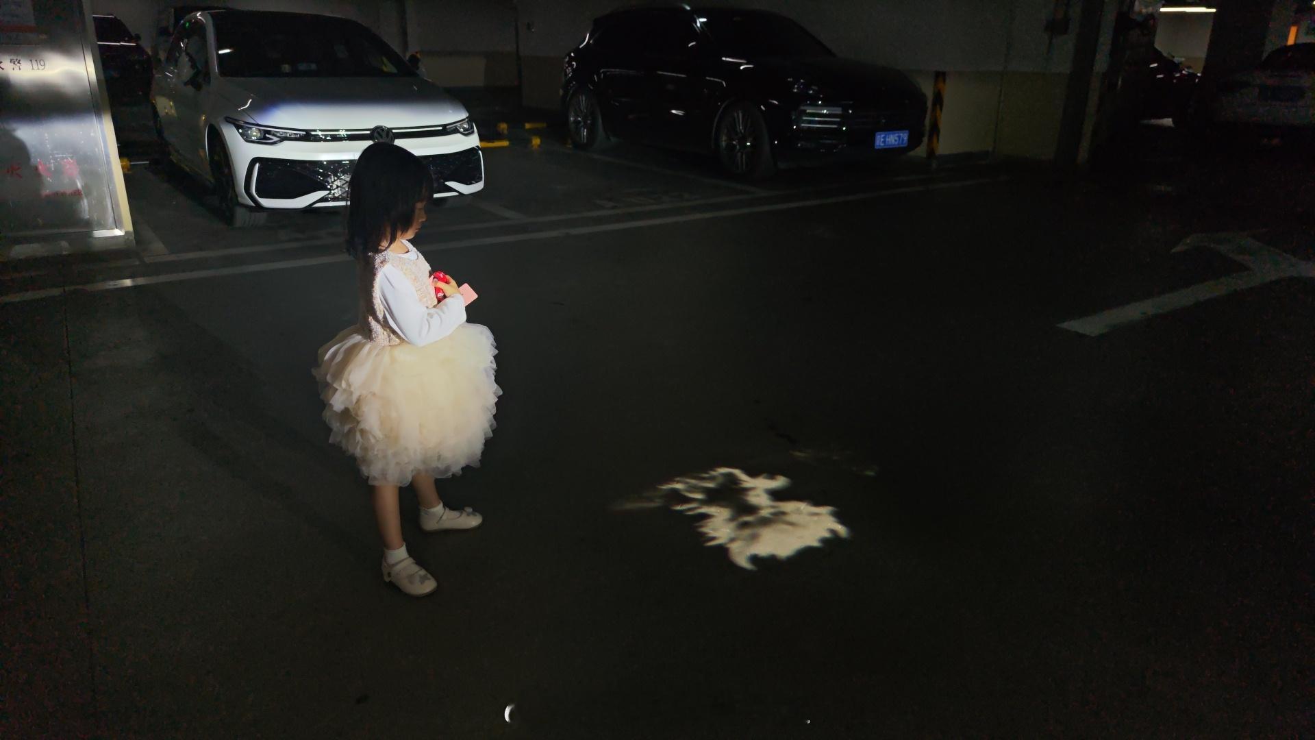灯光秀这种东西真的是能把老人小孩拿捏得妥妥的[捂嘴哭] 问界M8 汽场全开 ​​