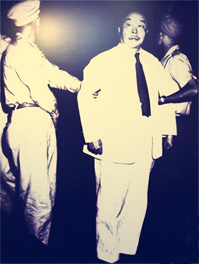 1950年，国军上将陈仪被押去刑场，监刑的蒋鼎文给他送来酒菜，陈仪怒斥:“用不着
