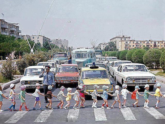 1983年，（苏联）阿塞拜疆苏维埃社会主义共和国苏姆盖特，一队孩子们正在过马路。