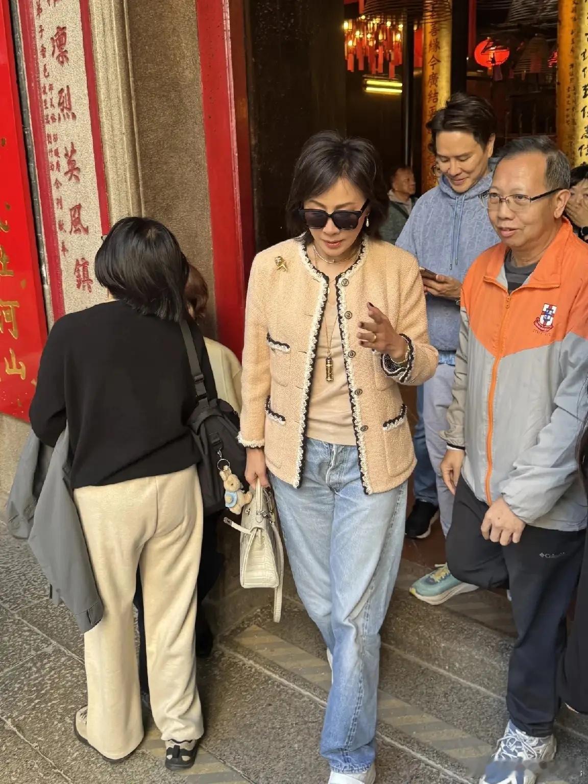 有网友在香港文武庙偶遇刘嘉玲，她应该也是去上香祈福去了！ 