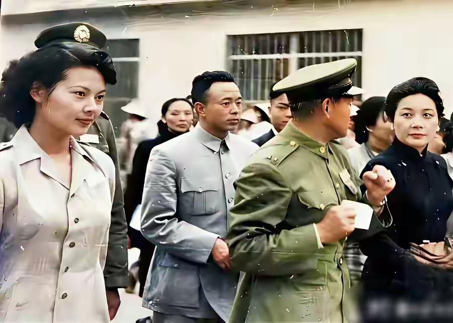 抗日名将孙立人的英文秘书，也就是左边这位貌美女子，民国最可惜的红颜，一生皆为情深
