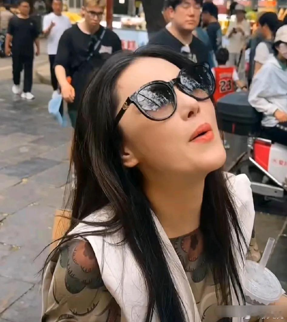 张馨予老公引发热议！7月6日，张馨予老公何捷突然引发了热议，只因为张馨予在西安街