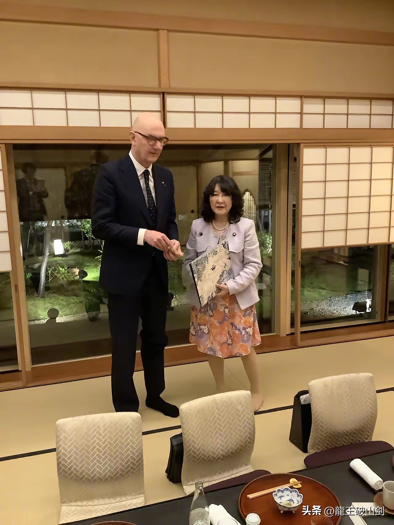 法国官员和日本财务大臣片山皋月一起脱鞋吃日料，好奇问一下，如果有人脚很臭，怎么办