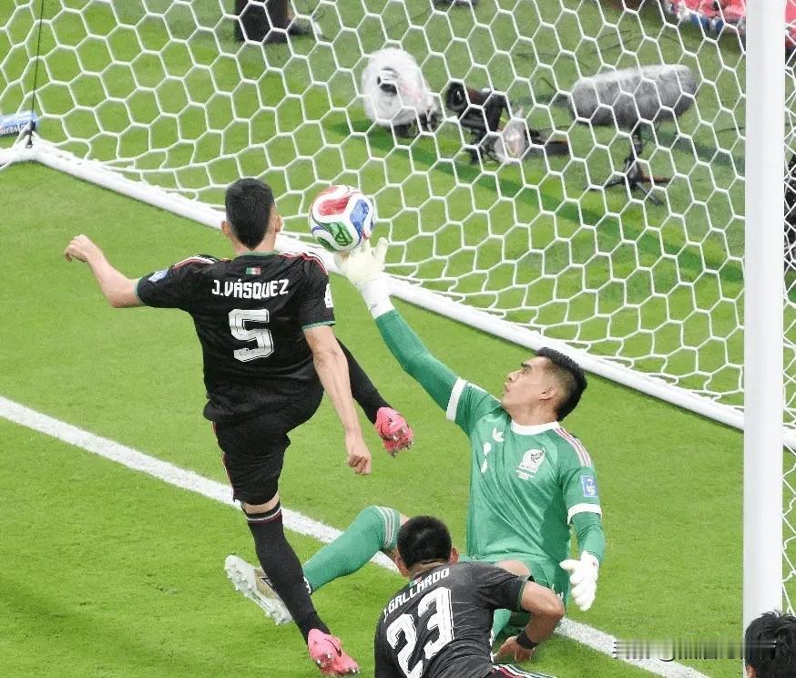 墨西哥1-0击败韩国，取得小组赛两连胜，提前出线。韩国后防虽然失球，但防守还是在