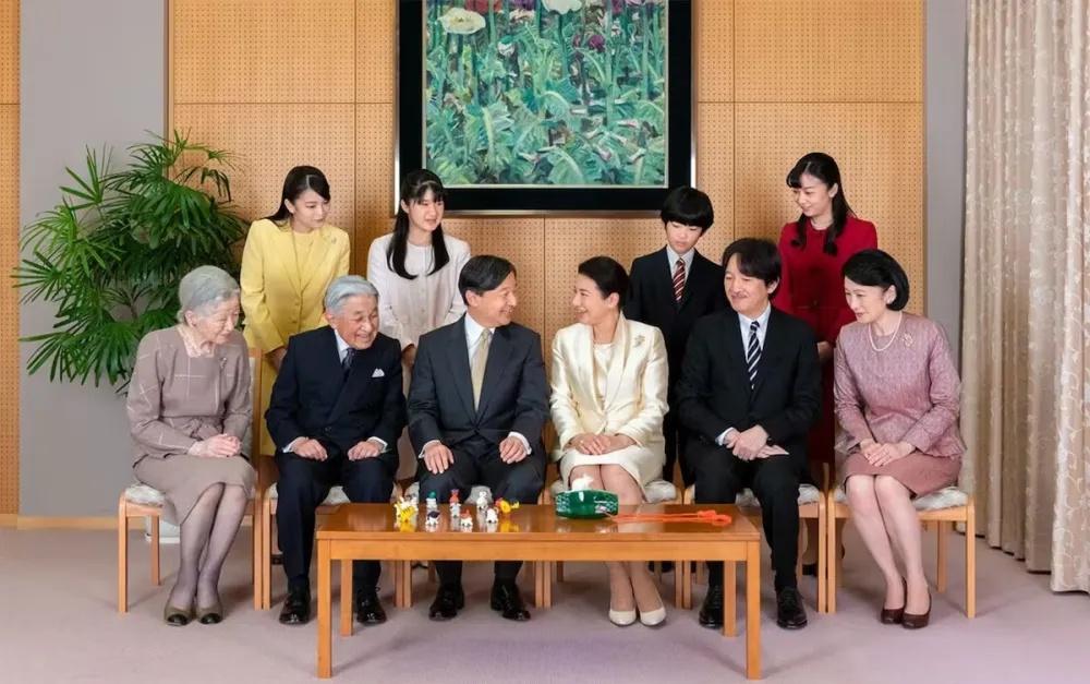 7月17日，日本国会通过《皇室典范》修正案，保留了日本天皇皇位仅可由父系男性后裔