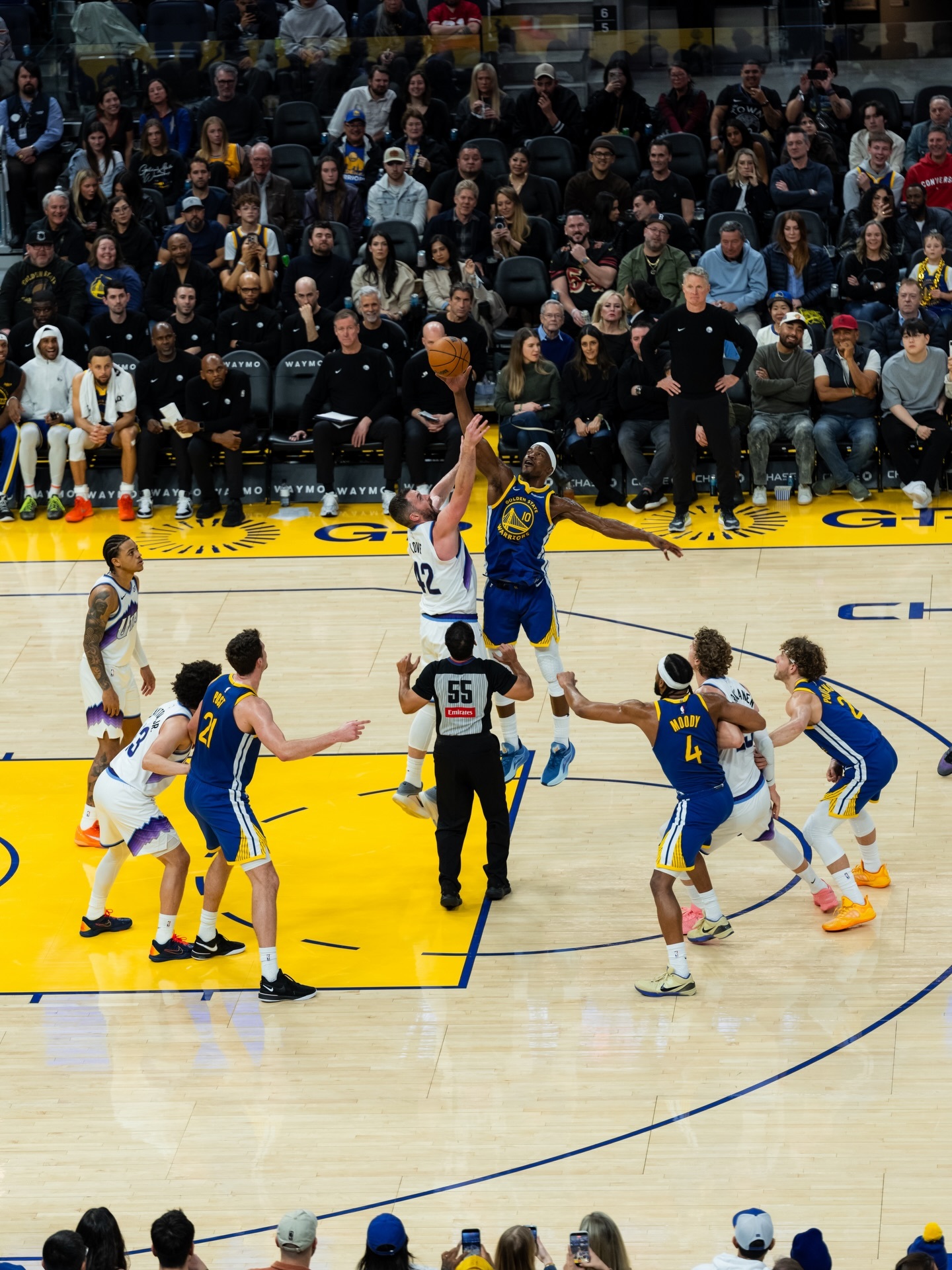 一张是吉米和乐福的跳球的画面一张是俩老家伙倒在地上抢球的画面曾经的队友，好兄弟，