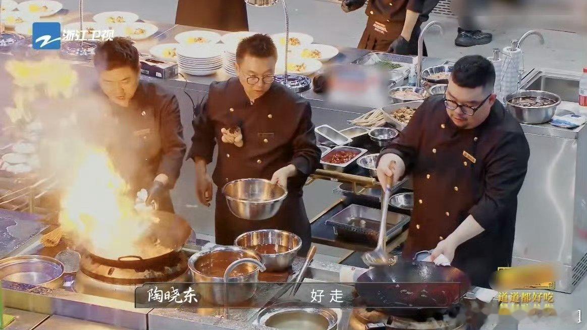 大厨现场爆炒锅上的火比人还高 刷到《炙热游戏：百厨大战》张志成名场面！灶火裹着铁
