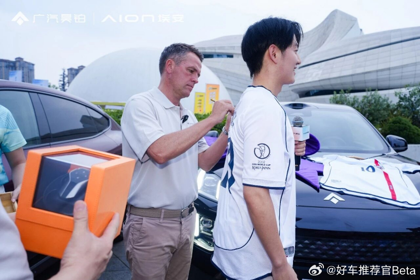 欧文都来亲自交车了！昊铂S600这个品牌代言人请的到位！7月20日凌晨，世界杯决
