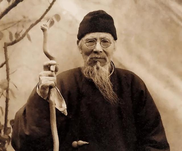 九旬齐白石豪赠钱财 一代宗师的赤子之心

1952年的秋天，北京跨车胡同15号传