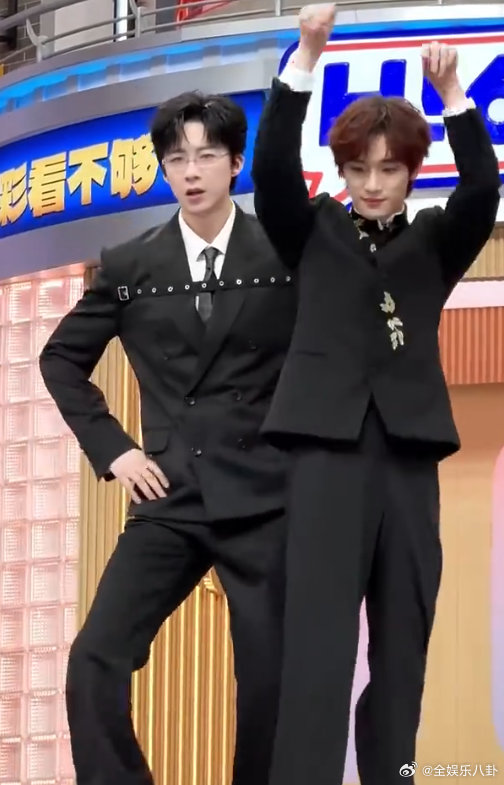 丁程鑫说刘宇宁是黑夜的一束光 丁程鑫说刘宇宁是黑夜的一束光，也太会形容了吧！温柔