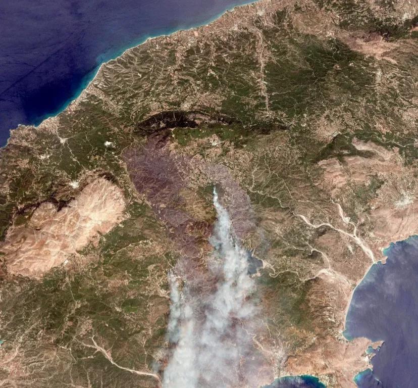 希腊罗德岛山火恶化
从空中俯瞰希腊罗德岛山火区域。7月23日，希腊罗德岛山火持续