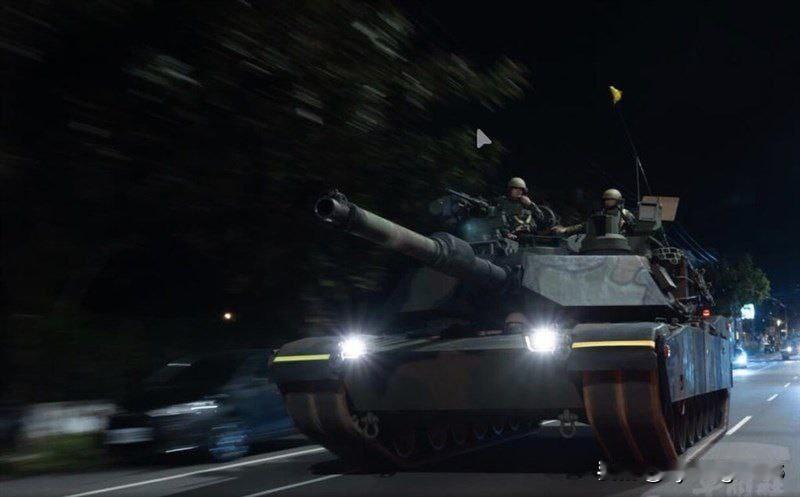 台湾军方使用重型装备——M1A2T艾布拉姆斯坦克——进行城市作战演习。