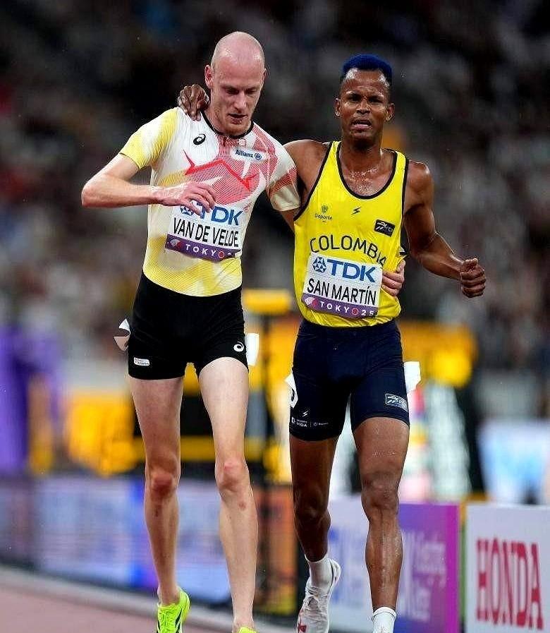 布达佩斯的直道。
4x400接力的最后一棒。
比利时小哥突然收了腿。
不是腿抽了