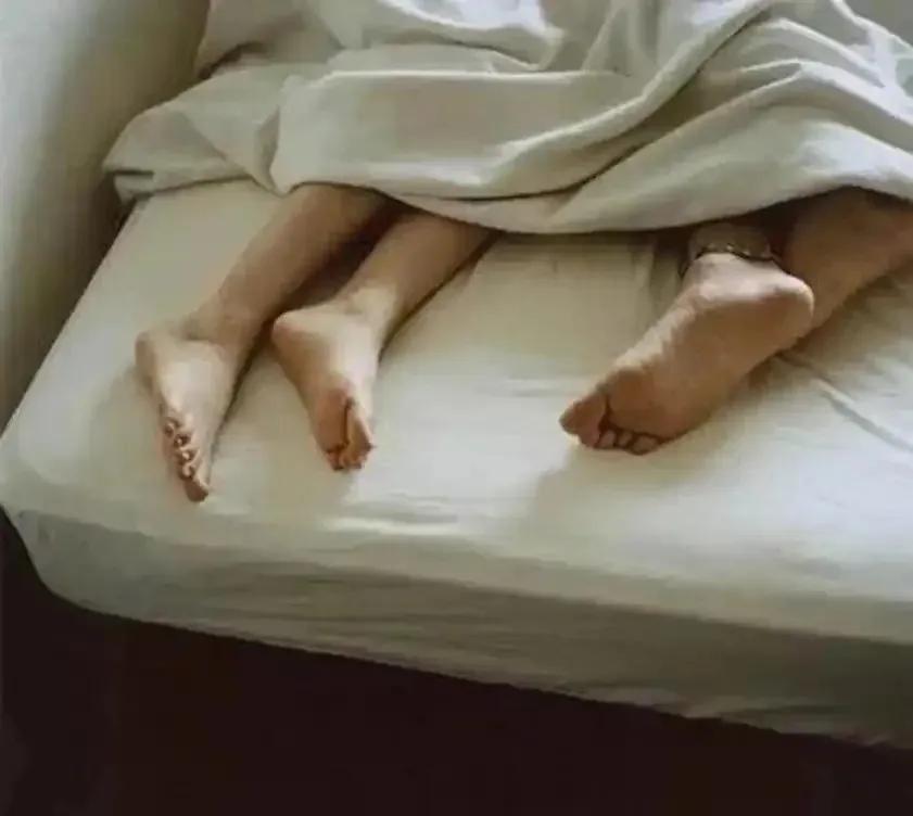 “不给4万，我就把视频发给你老公。”收到这条微信时，李莉（化名）的手抖得几乎拿不