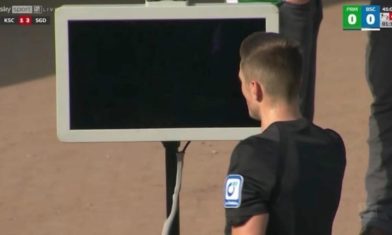 《VAR 斷電了》前晚德乙普魯士明斯特對靴化柏林，出現咗奇景！😂😂😂完半場