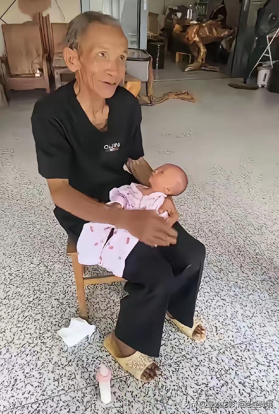 广西68岁大爷迎来了人生第一个孩子。宝宝出生满月后，邻居来串门，大爷抱着一个婴儿