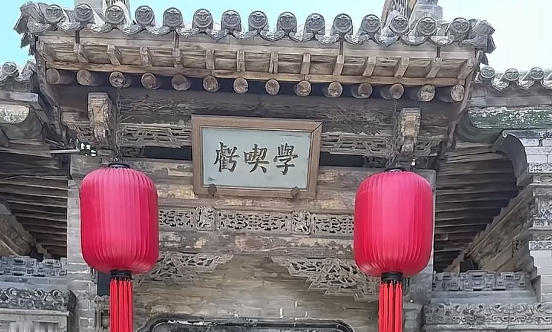 古色古香的牌楼，红灯笼点缀。挑战全网，能认识这三个字的没几人，你认识吗？读出来。