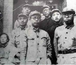 我们深切缅怀中国共产党的优秀党员，伟大的共产主义战士，杰出的无产阶级革命家，中国
