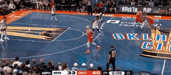 无解！亚历山大现在就是第一人！
在今天NBA季中锦标赛雷霆对阵森林狼的第二节比赛