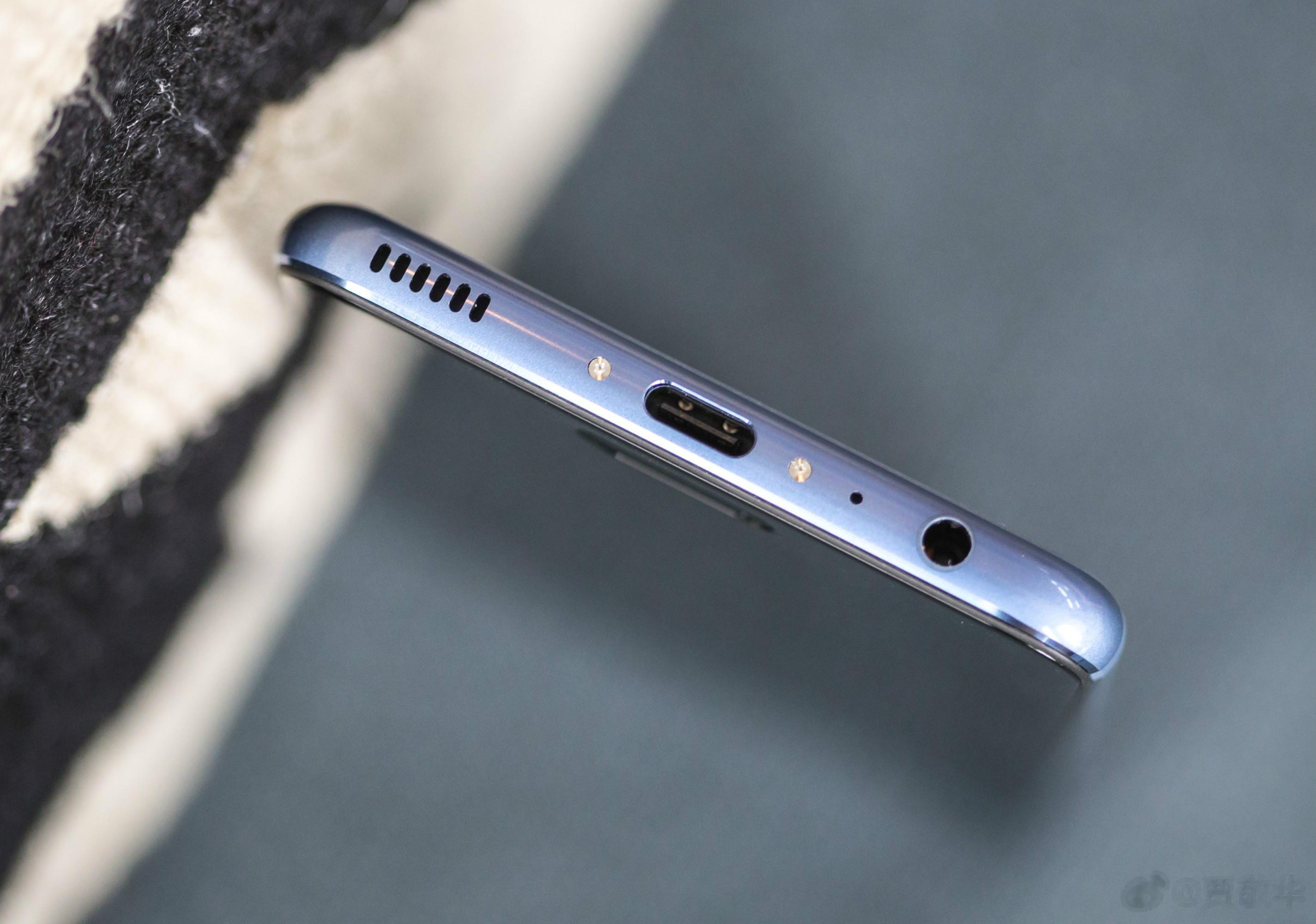 很多网友说iPhone15终于换上了华为口，我印象中第一个使用Type-C接口的