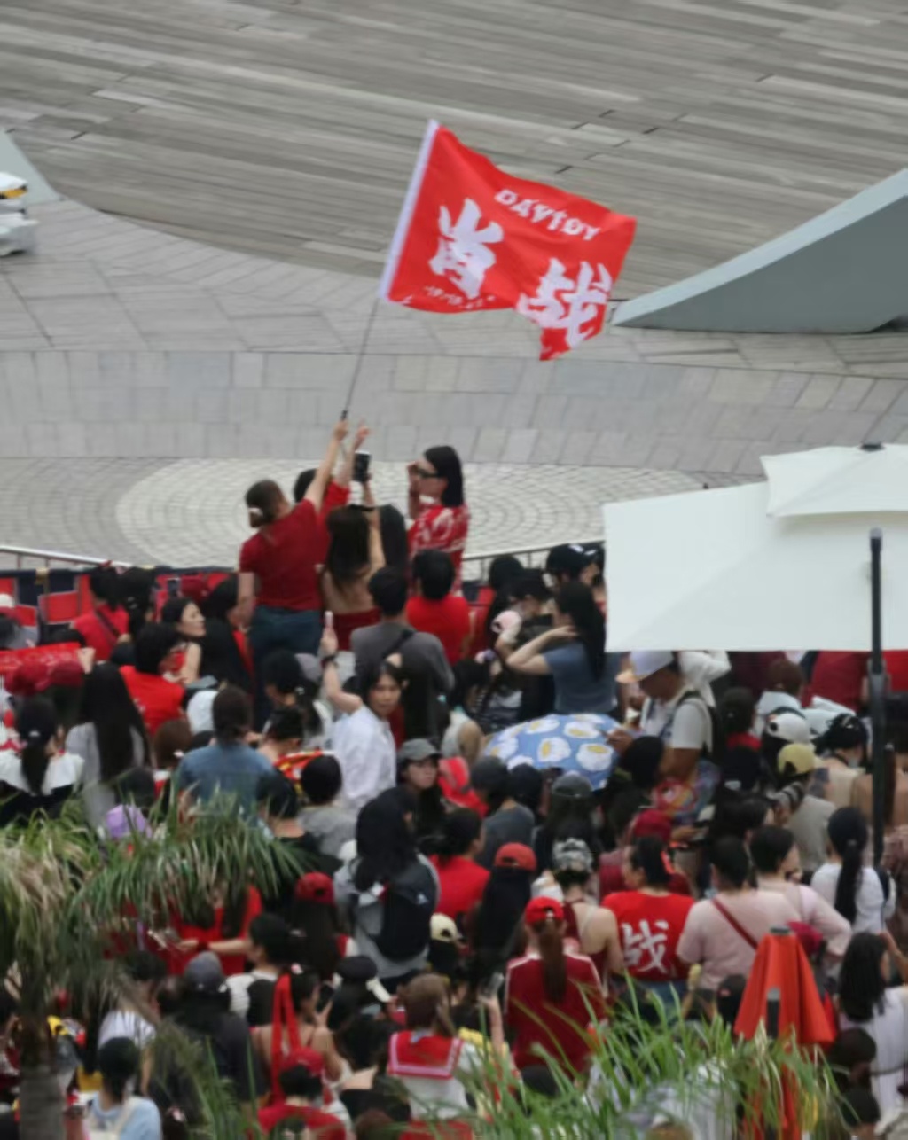 肖战肖战 应援物肖战的应援色是红色！！！肖战ysl护肤全球代言人 ‖日常见肖战