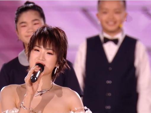 在2025年12月20日播出的鸿蒙星光盛典中，姚安娜与深圳交响乐团童声合唱团的小