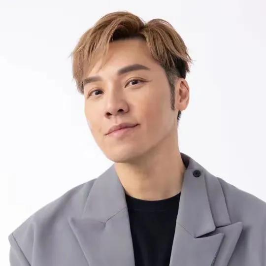 正所谓“富不过三代”，在演员王贤志身上体现的淋漓尽致。

近日，王贤志发文称自己