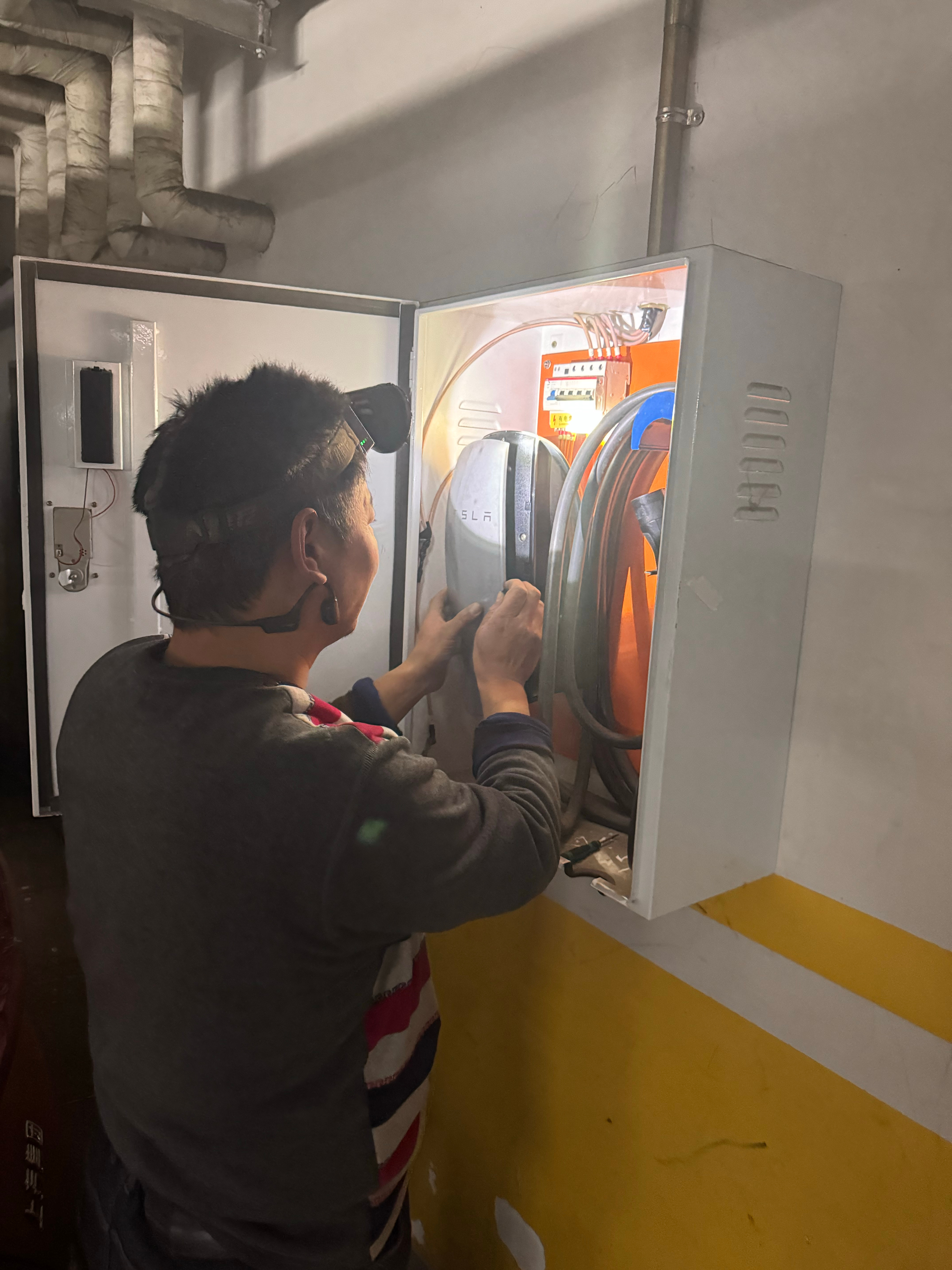 实在忍不了了，把房东的二代特斯拉家充桩改造一下。原本只能充特斯拉，换了块破解的主