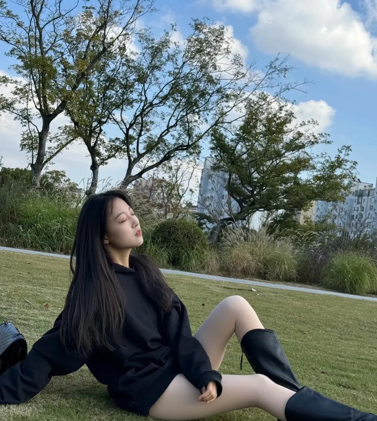 黑衣少女在绿草地上享受宁静时光🍃💙