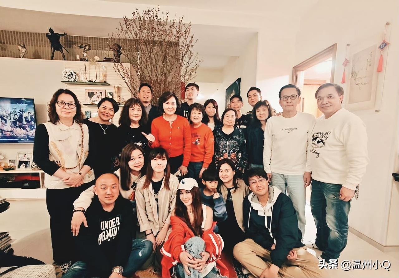 ——温碧霞非要露肩吗？
——是的，非露不可。
管它合不合时宜，她是真的很爱露肩，