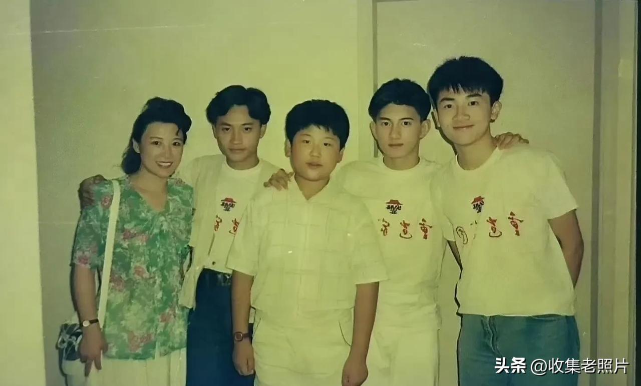 中间的小孩能猜出来的都是大神！！！