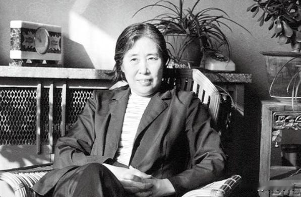 🍁参观毛主席故居后，王光美提笔写下……
1983年11月，王光美专程前往韶山，