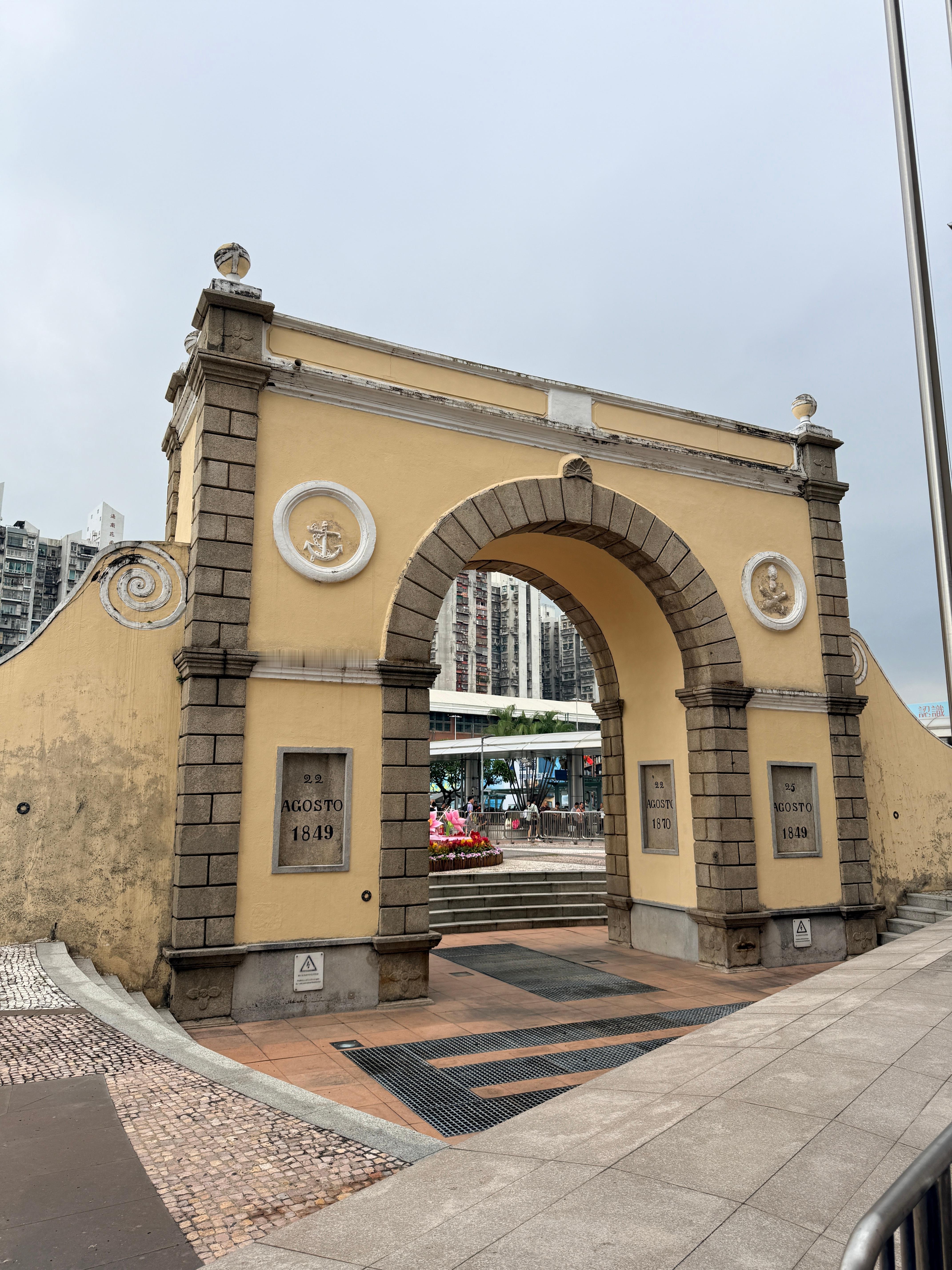 港澳的治安条例和大陆还是会有点区别，所以还是问清楚比较好，不要被抓了都不知道为什