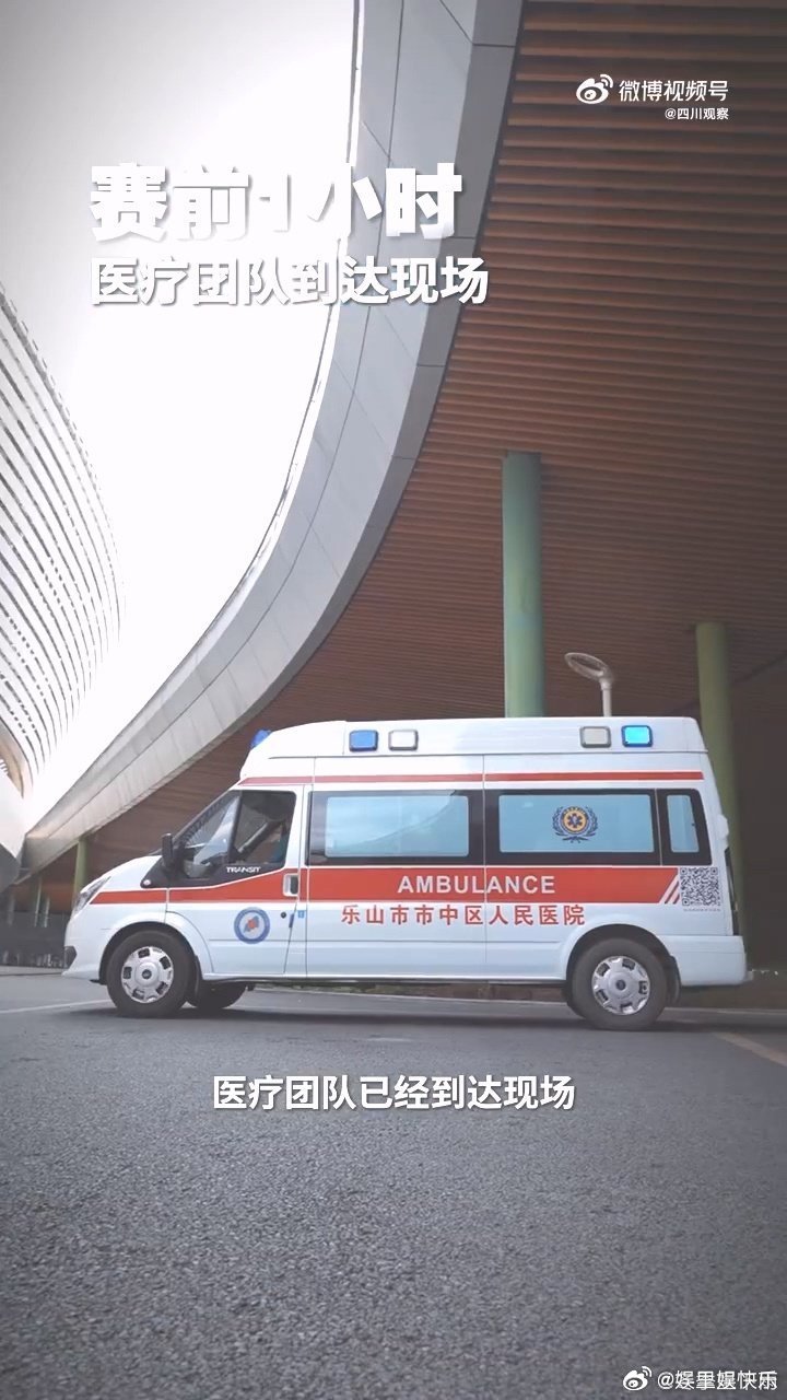 川超赛场背后的无名英雄 🚗交通疏导人员在赛场外忙碌，指挥车辆有序通行，让球迷顺