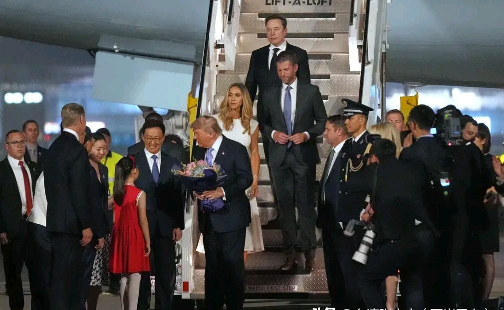 没想到吧！
特今晚抵达中国，从华盛顿做空军一号降落北京首都机场，估计在飞机上待了