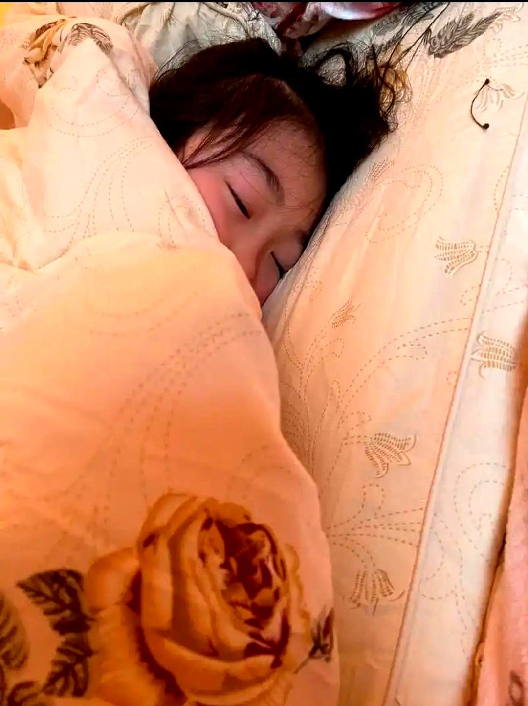 高考刚结束，她直接睡了整整一天一夜，这事你敢信？
更扎心的是，爸妈守在门外二十多